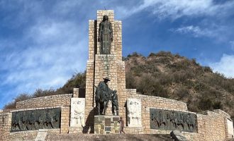 Monumento «Retorno a la Patria», Manzano Histórico, Tunuyán, Mendoza Monumento "Retorno a la Patria", Manzano Histórico, Tunuyán, Mendoza